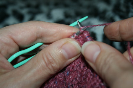 tricoter en tenant l'aiguille auxiliaire