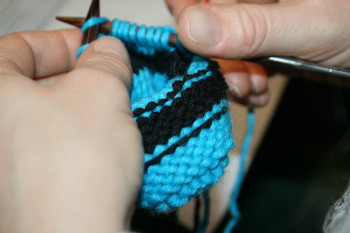 travail d'une élève à l'atelier "tricoter en rond"