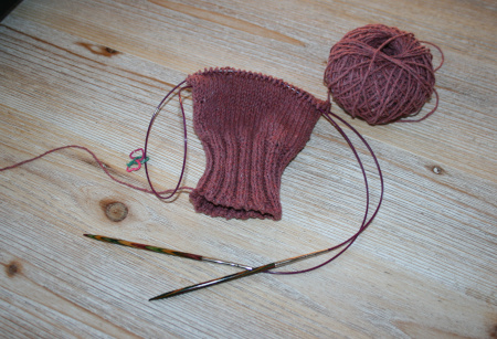 tricoter une manche en rond sur aiguilles circulaires